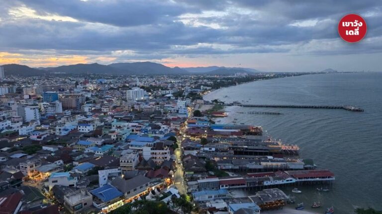 ภาพมุมสูงแนวอาคารริมหาดหัวหิน ถนนนเรศดำริห์ ถึงสะพานปลา จุดข้อพิพาทรื้ออาคารริมหาดหัวหิน